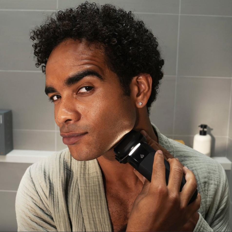 Manscaped - The Chairman Pro Essentials Kit Rechargeable Wet/Dry Electric Foil Shaver Gift Set - Black